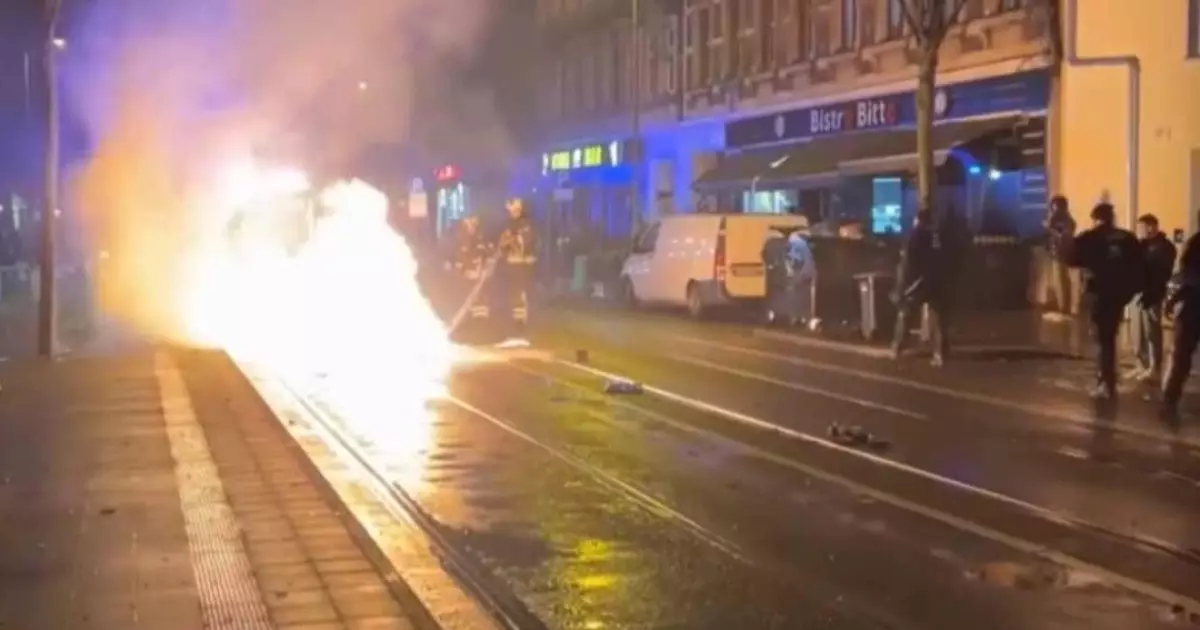  Жаңа жыл түнінде отшашулардан 35 полицей жарақат алып, 430 адам тұтқындалды 