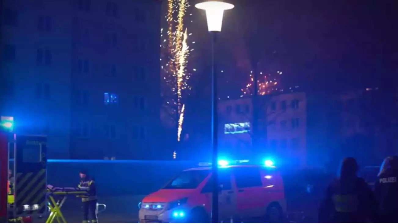 Жаңа жыл түніндегі отшашулардан 35 полицей жарақат алып, 430 адам тұтқындалды