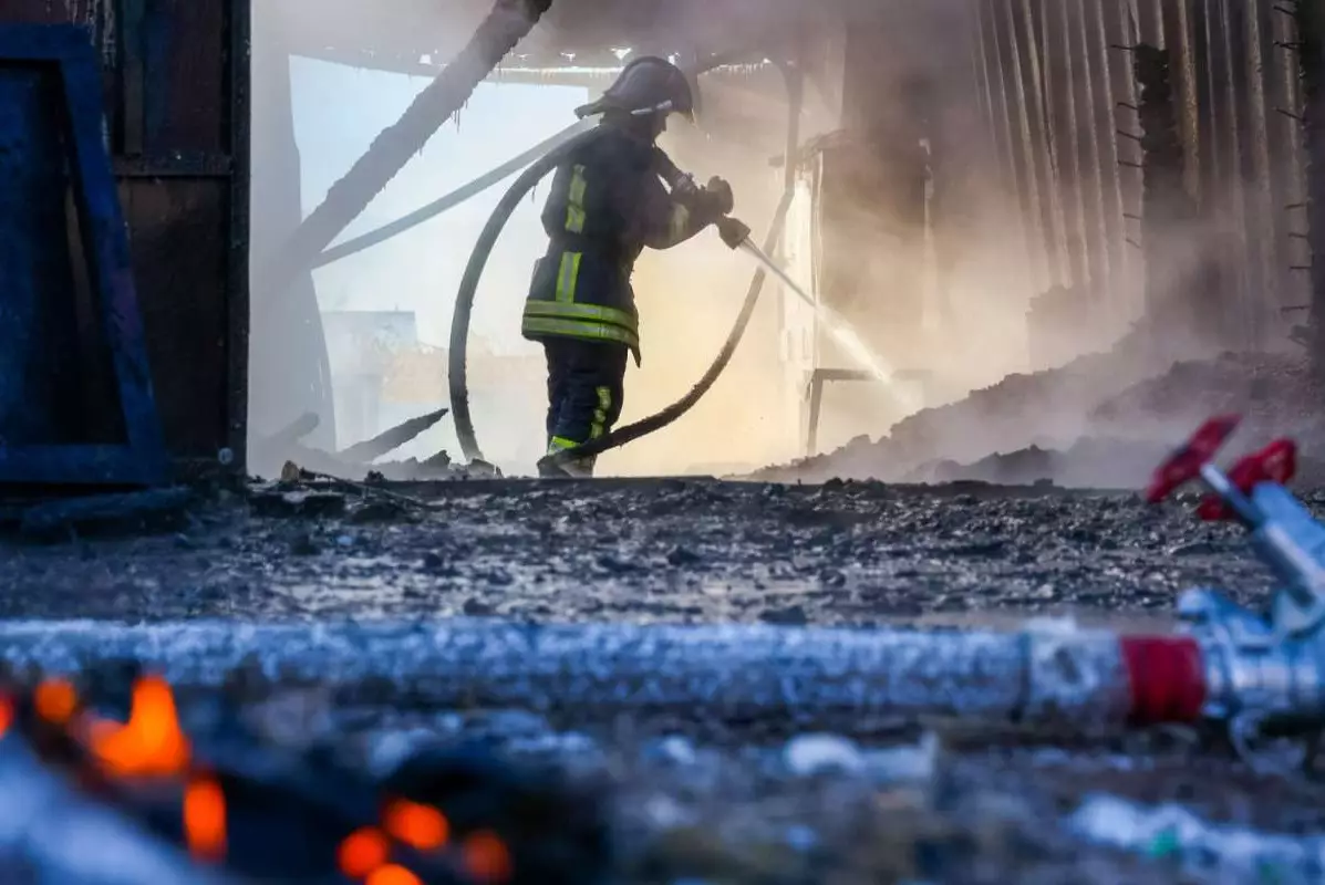 В Астане загорелось кафе: пожарные вынесли газовый баллон