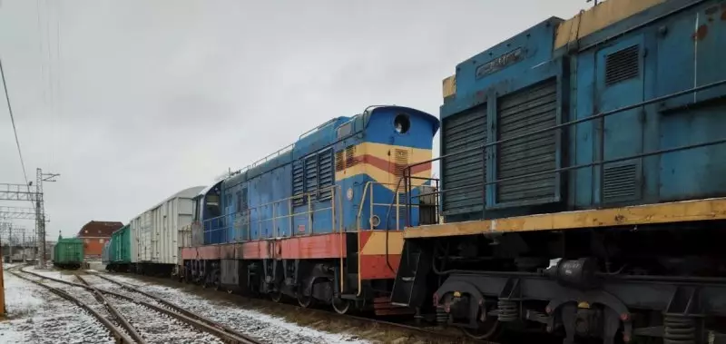 В Актау машина столкнулась с тепловозом на ж/д переезде