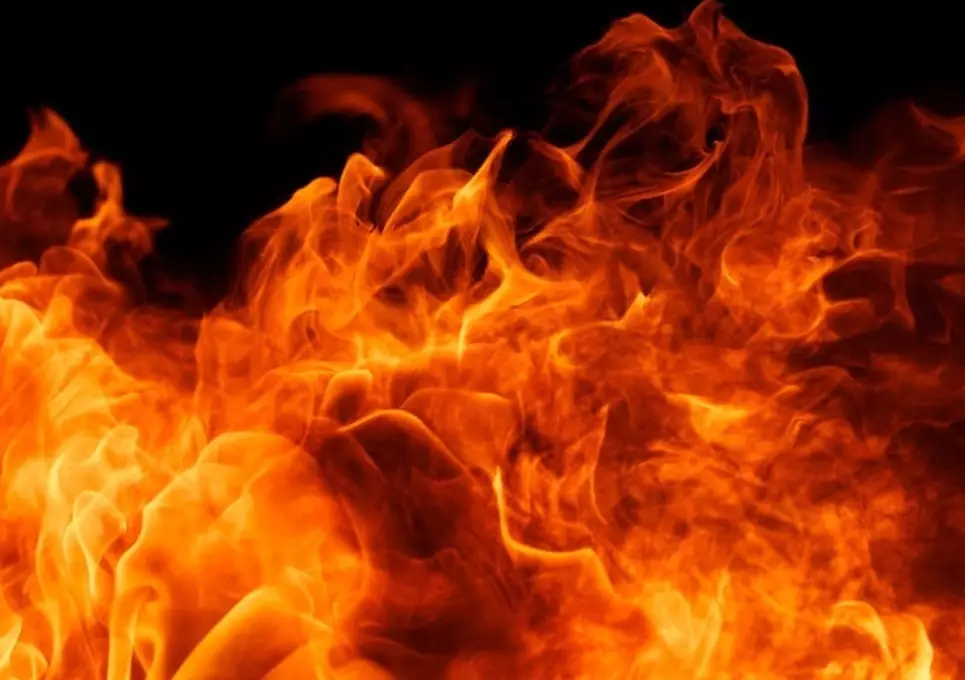 Пожар в жилой многоэтажке тушат в Астане