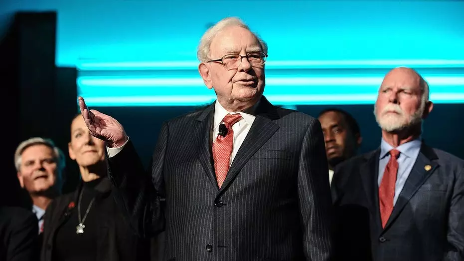 Акции Berkshire Hathaway падают на фоне завершения 60-летней эры Уоррена Баффета на посту генерального директора и передачи браздов правления Грегу Абелю.
