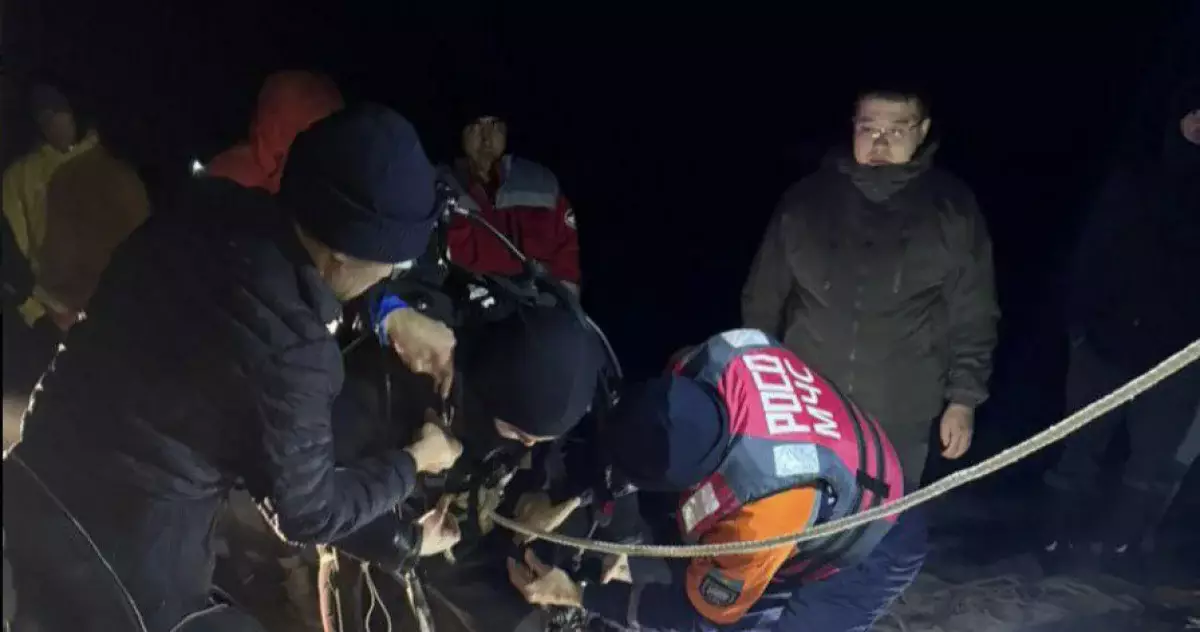 Четверо подростков провалились под лёд в Алматинской области, один погиб