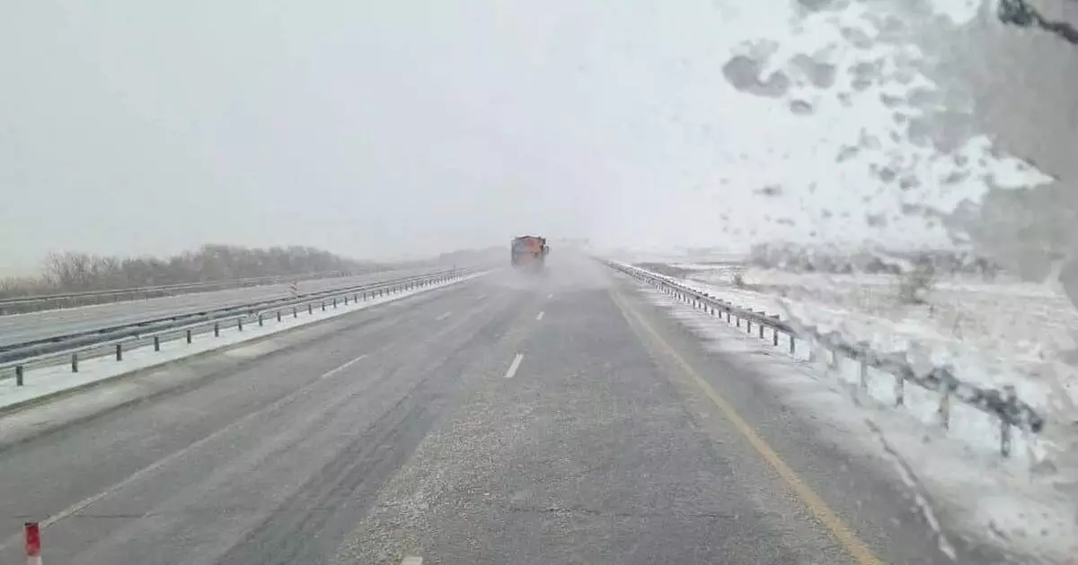 Казахстанцы обсуждают закрытие трасс из-за гололёда: водители предлагают менять подход 