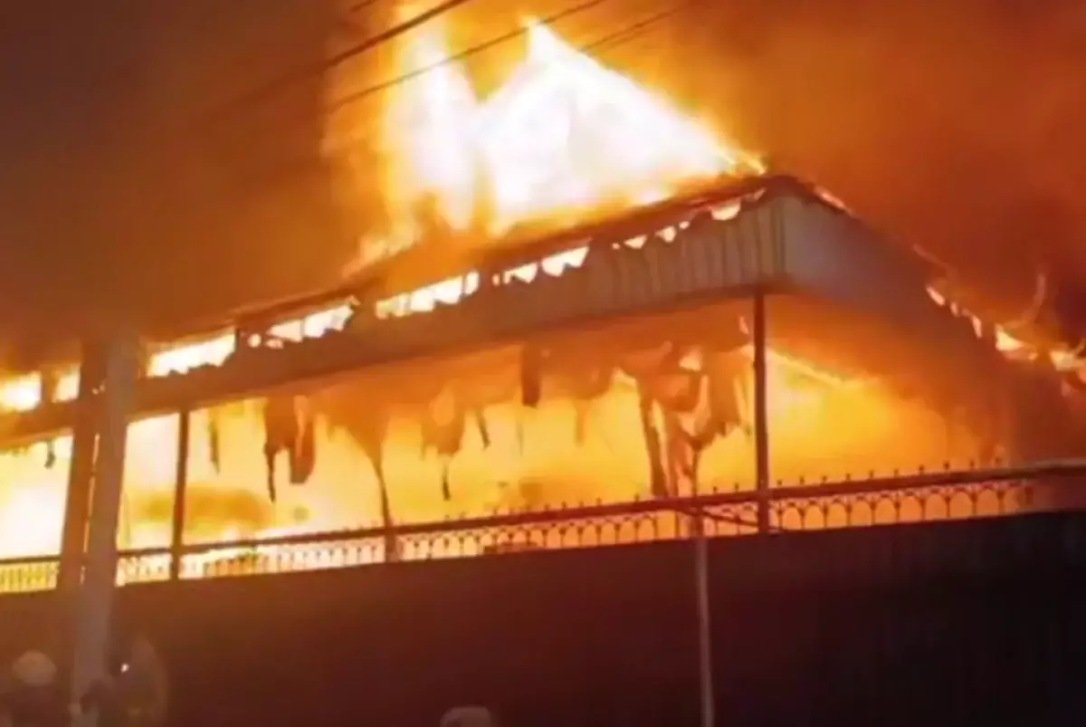 Масштабный пожар вспыхнул ночью в Алматы