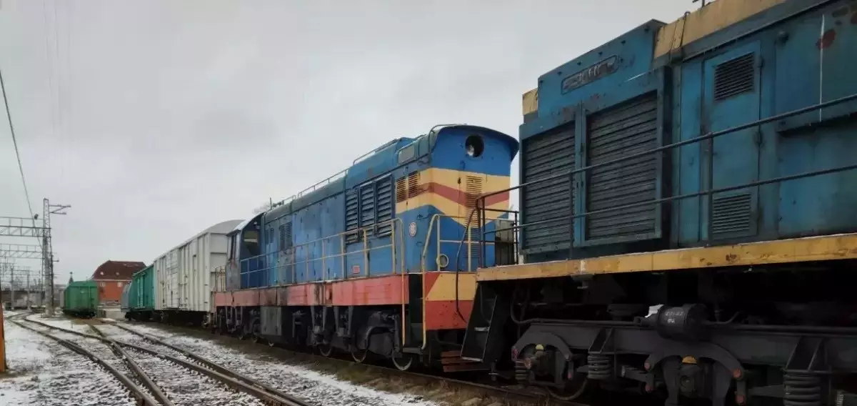 Ақтауда теміржол өткелінде жеңіл көлік тепловозбен соқтығысты