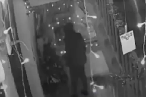 Теміртау тұрғыны кіреберістегі жаңа жылдық шыршаны өртеп жіберген