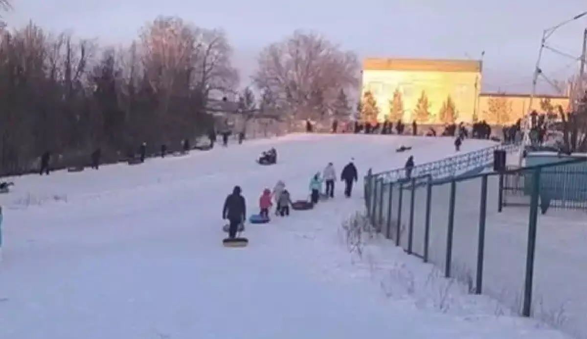 Семилетний мальчик получил серьезные травмы на стихийной горке в Павлодаре