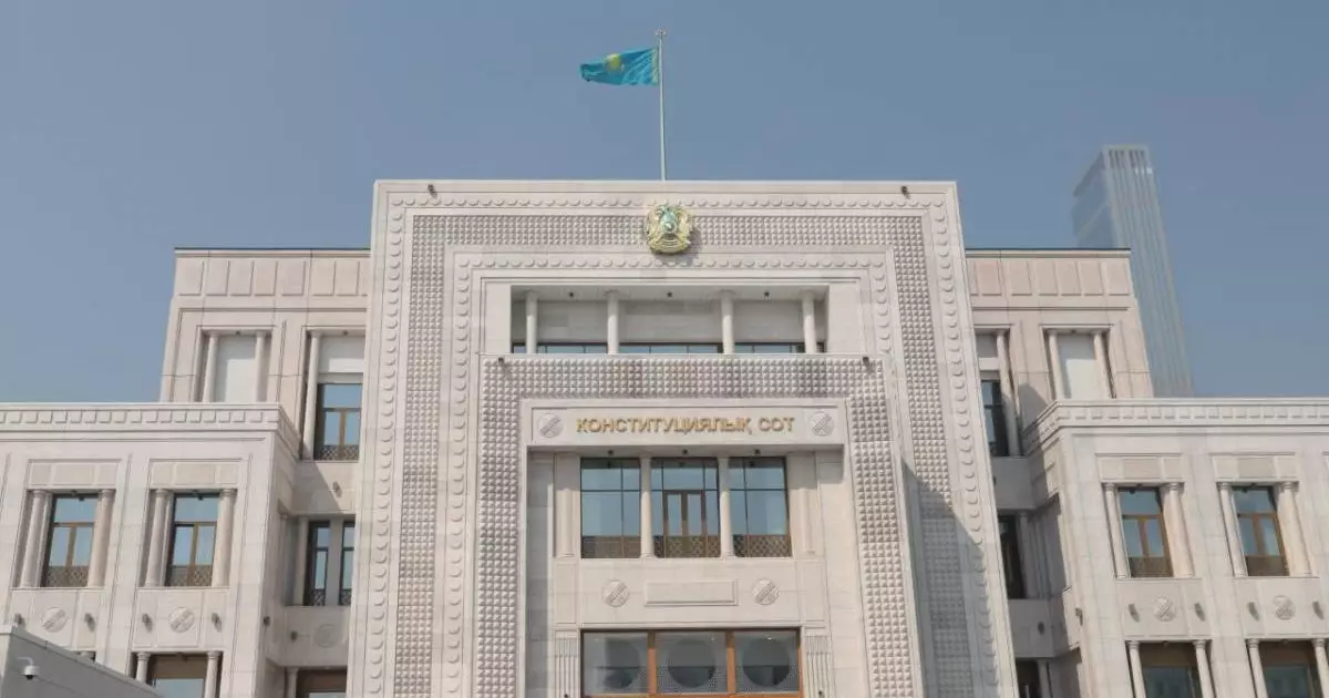  Мемлекет басшысы Конституциялық Сот шешімдерін орындауға қатысты заңға қол қойды 