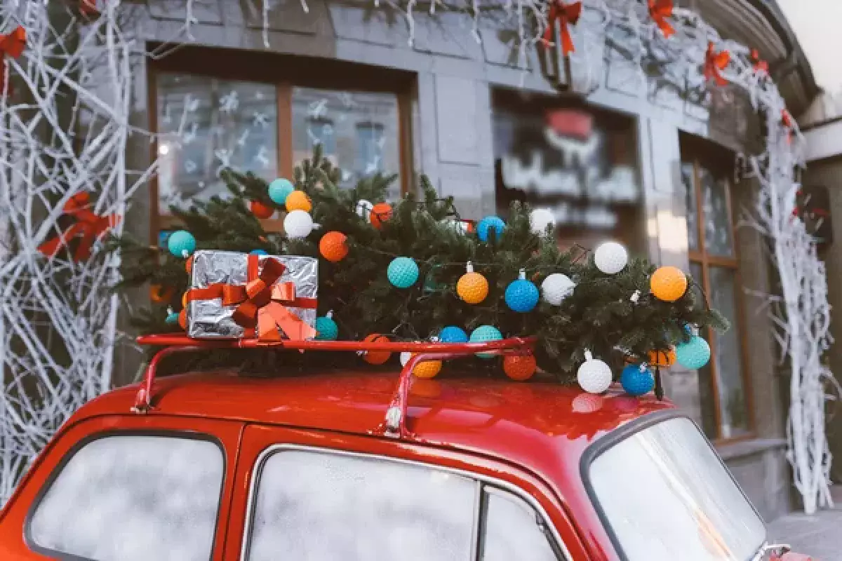 Такси, которое дарит улыбки: водитель украсила свой автомобиль игрушками для пассажиров