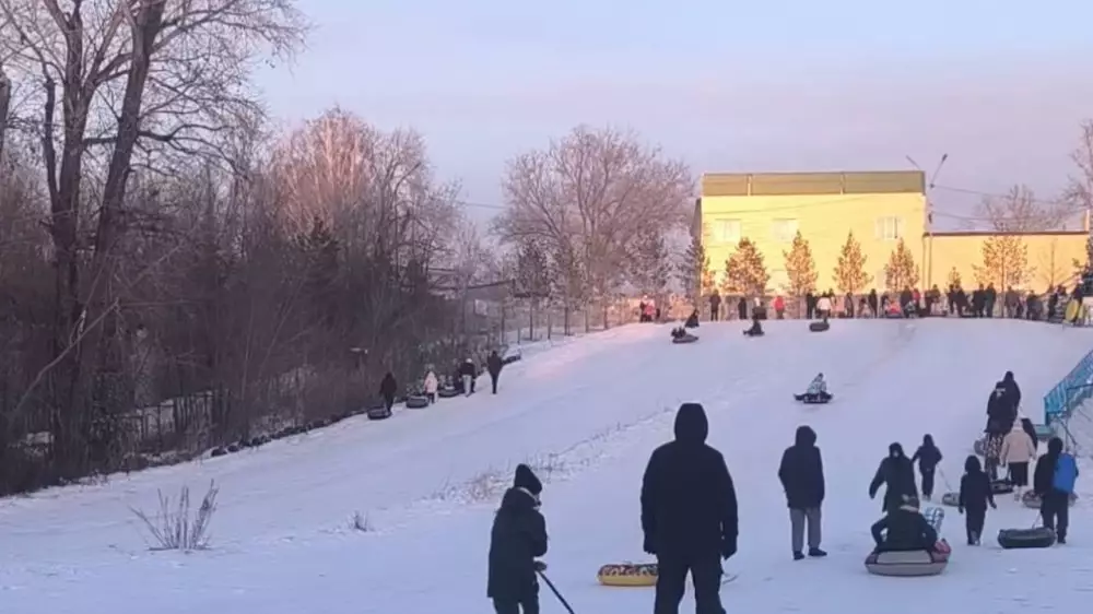 Ребёнок получил серьёзные травмы на горке в Павлодаре. Акимат её засыпал, но жители недовольны