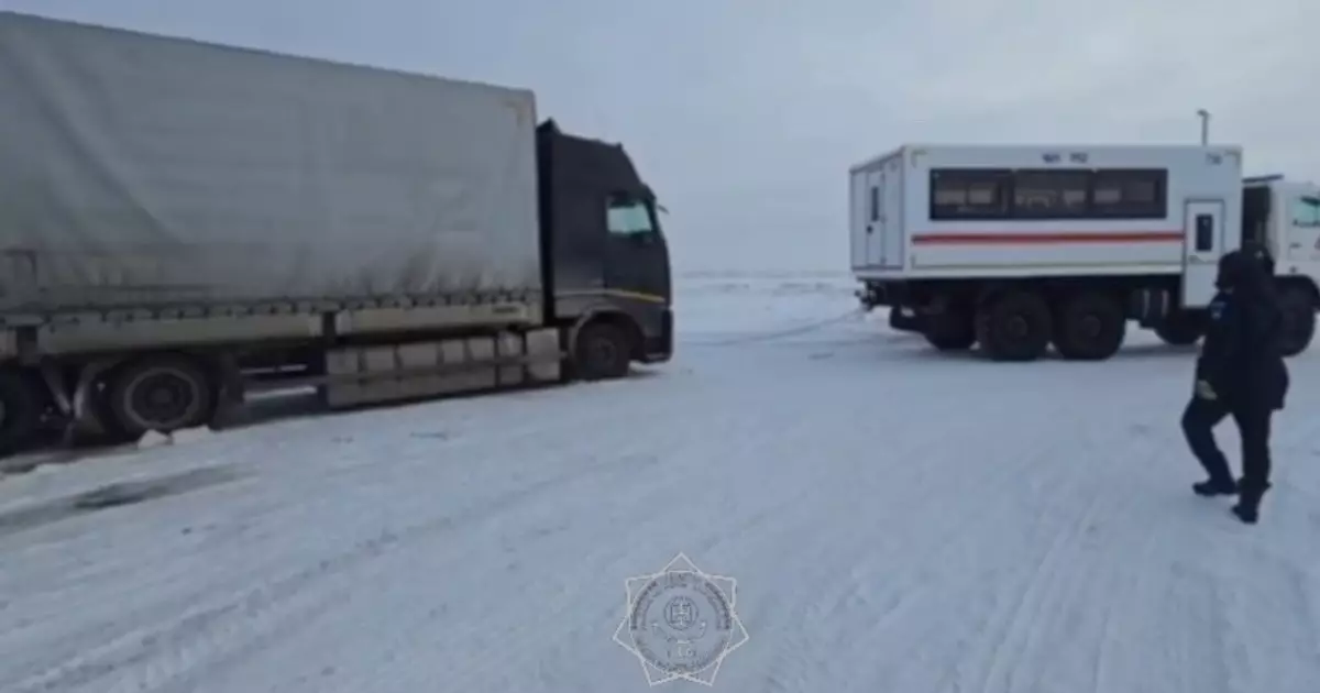 Ақтөбе облысында жүк көліктер қар құрсауында қалып қойған 