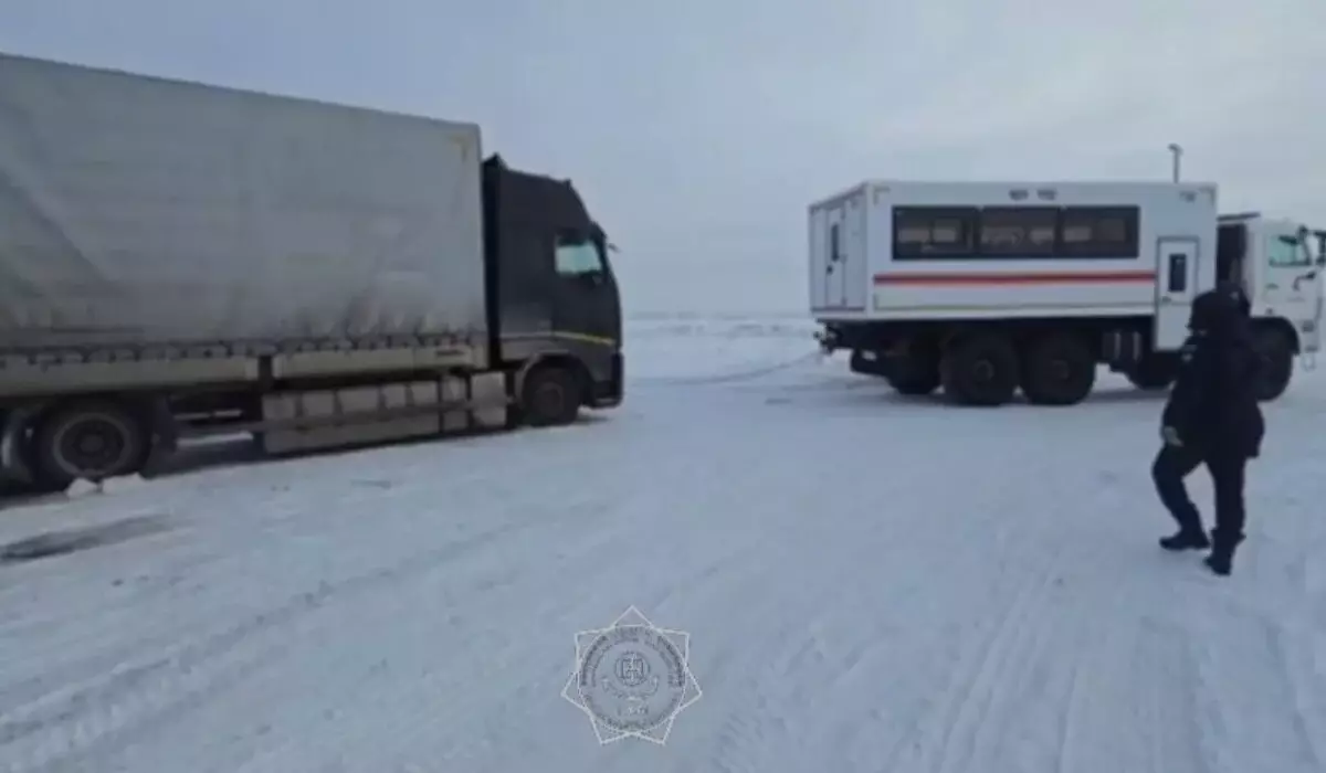 Спасатели вызволили большегруз из снежного заноса в Актобе