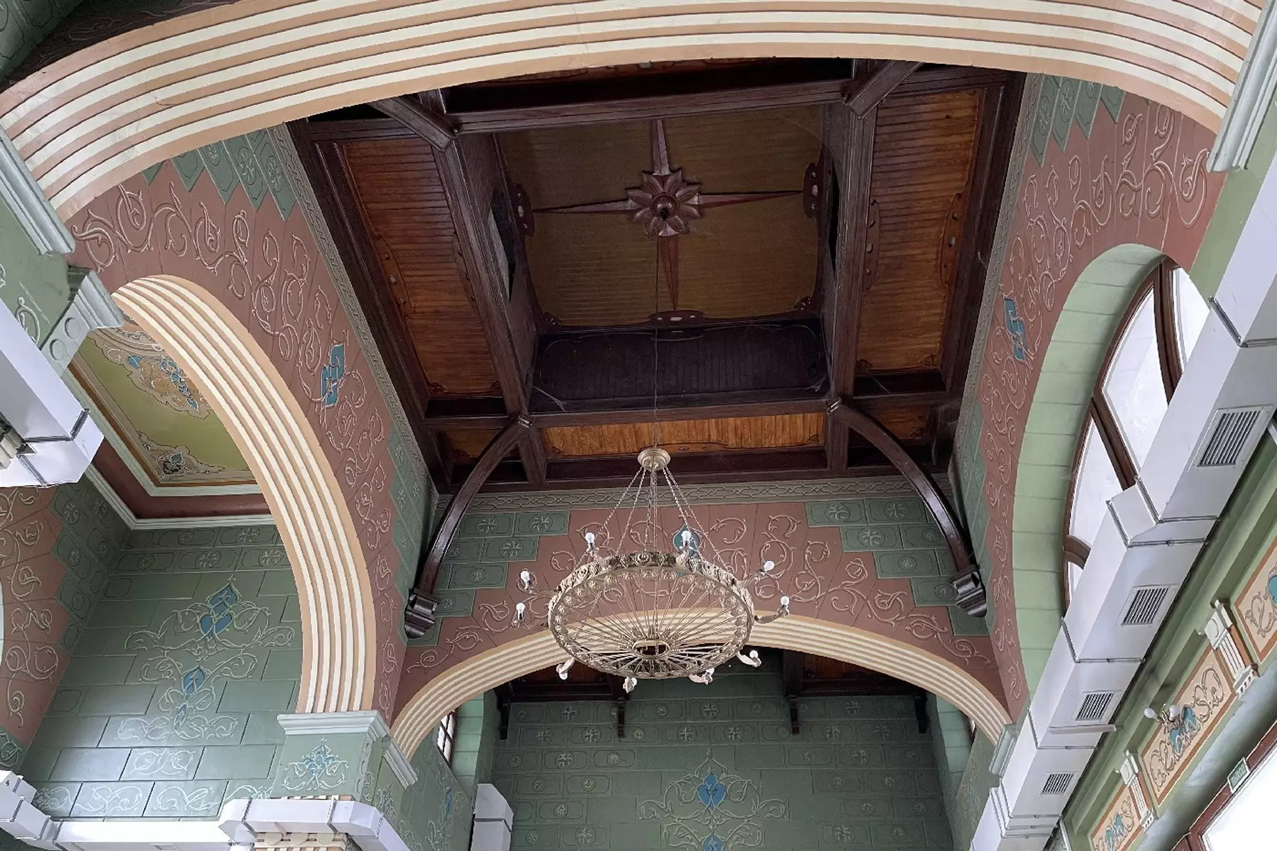 Где-то в Казахстане находится один из самых интересных вокзалов СССР.