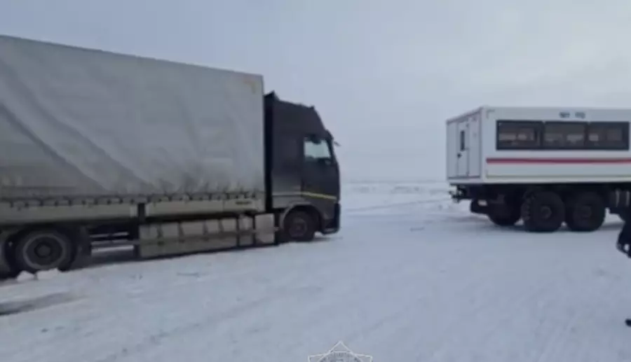 Ақтөбеде жүргізуші ауыр жүкпен қар құрсауында қалған