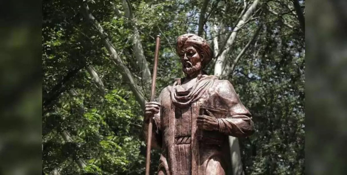 Мужчина справил нужду у памятника Навои в Оше