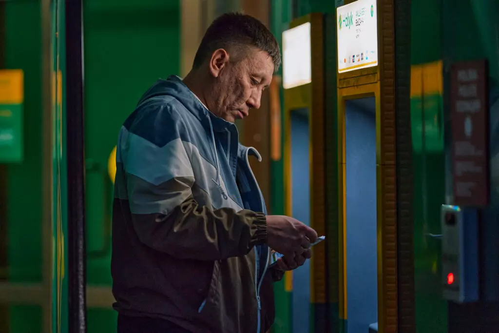 Енді банк қажет болса, күмәнді аударым үшін отбасымен бірге клиентті шақыра алады