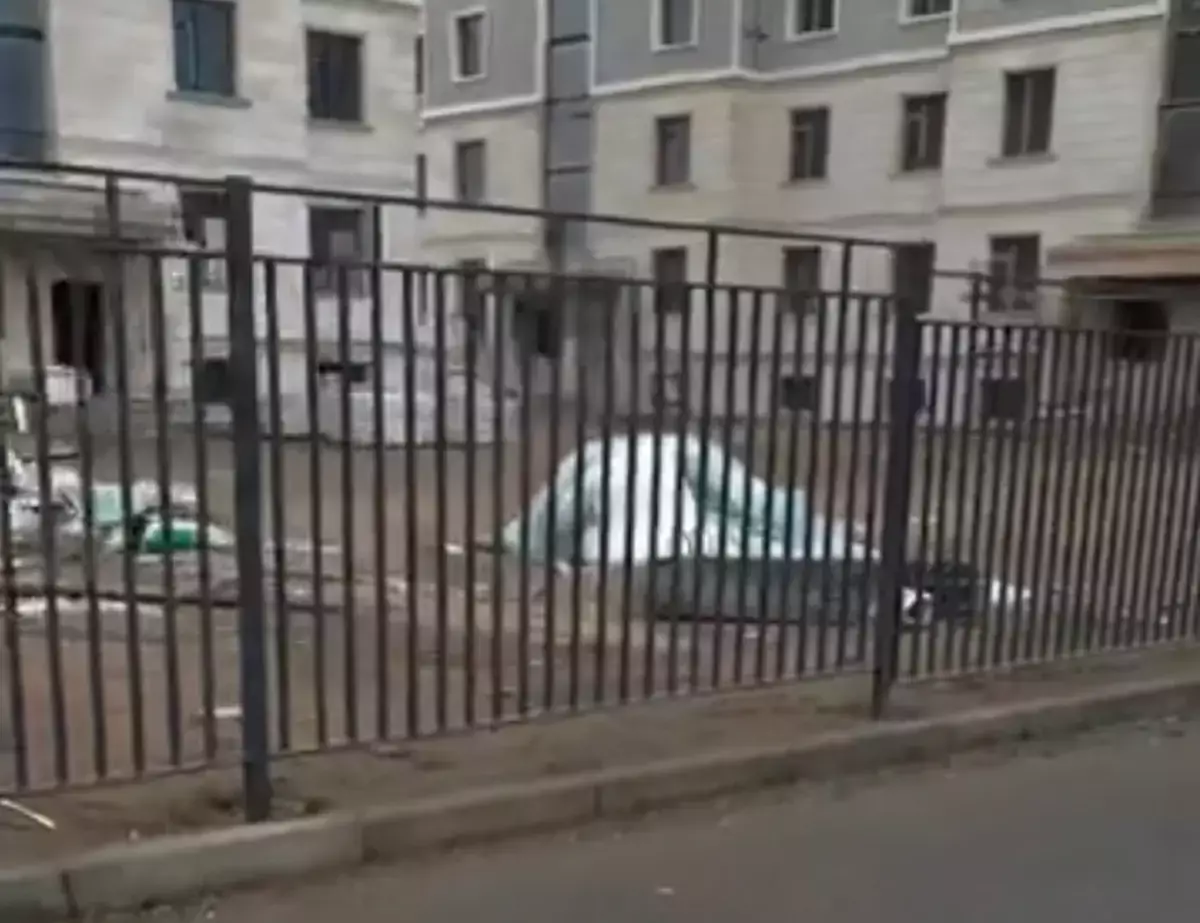 «Пройти невозможно»: в Актау забор нового жилого комплекса перекрыл пешеходную дорожку - новости на Lada.kz 03.01.2026