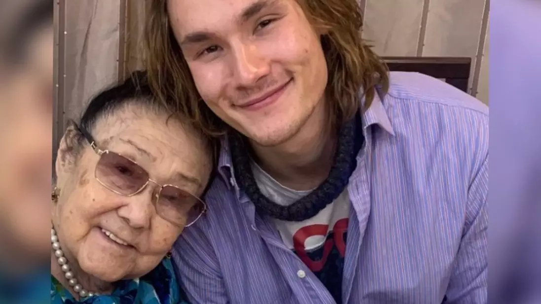 "Тектінің тұяғы, асылдың сынығы".  Батырхан Шүкеновтың ұлы Бибігүл Төлегенованың ақ батасын алды (ВИДЕО)