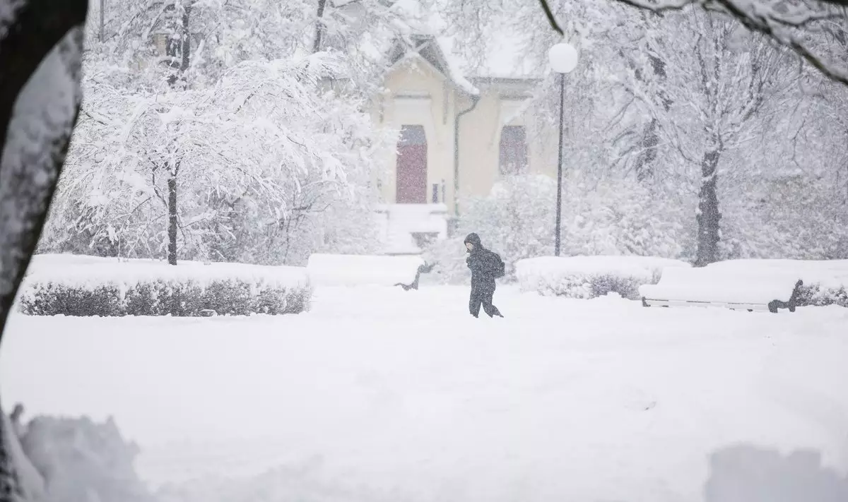 Штормовые предупреждения на воскресенье объявлены во всему Казахстану