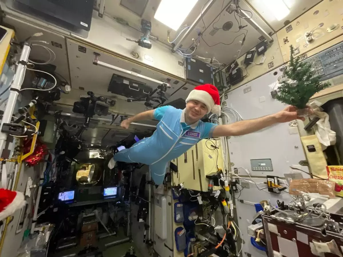 Әуедегі жаңа жыл: ғарышкерлер жаңа жылдық суреттерімен бөлісті