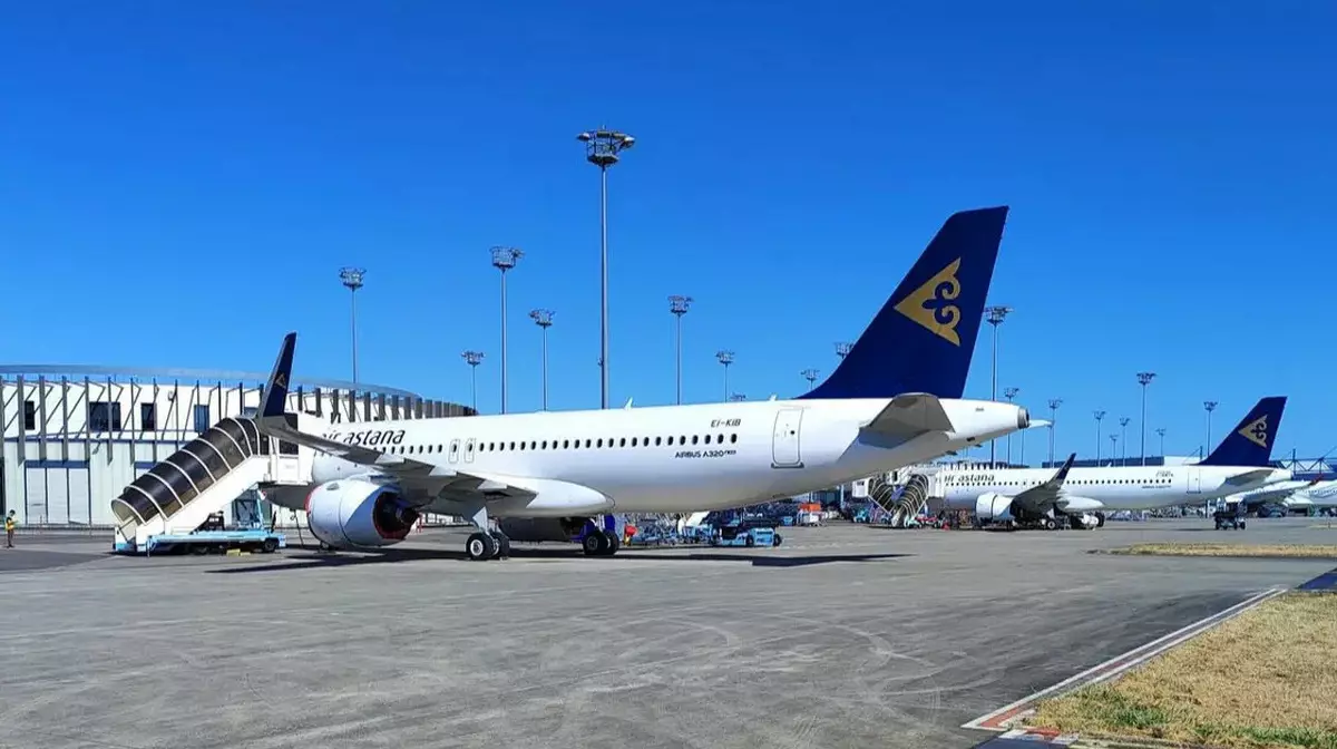 Пассажиры застряли в аэропорту Алматы: десятки рейсов не могут вылететь