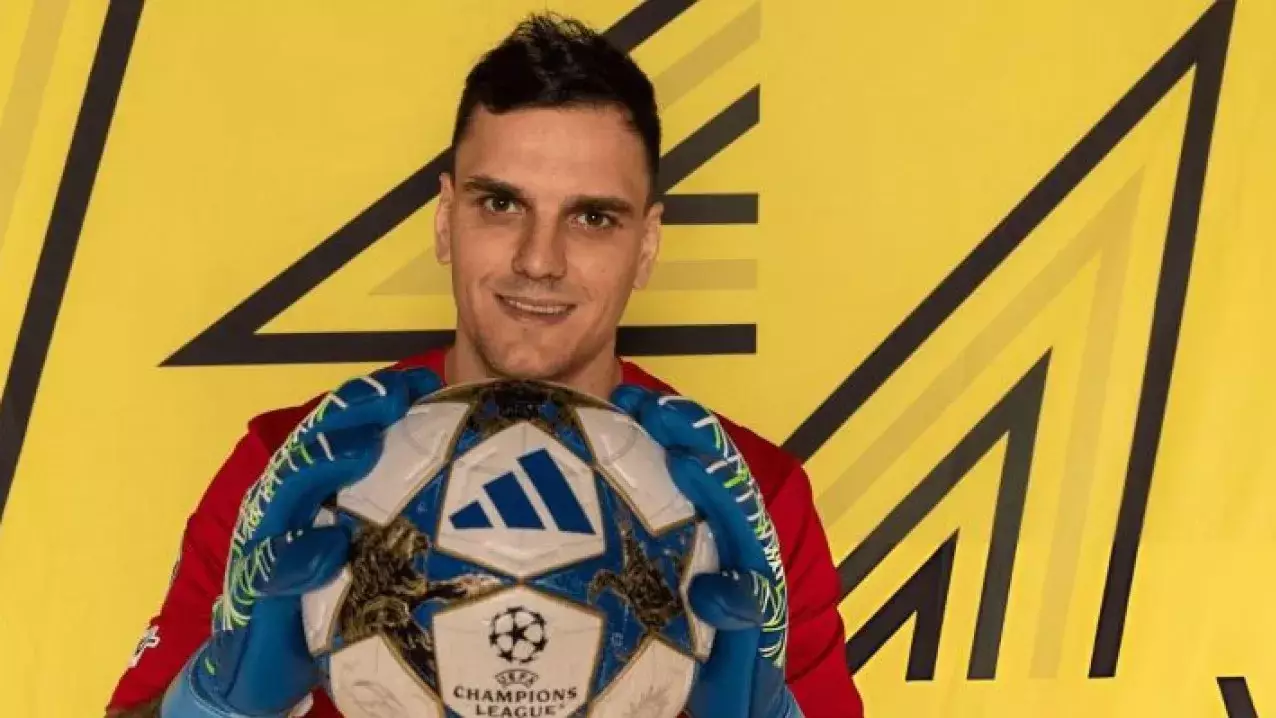 Қақпашы Александр Заруцкий "Қайраттан" кетті