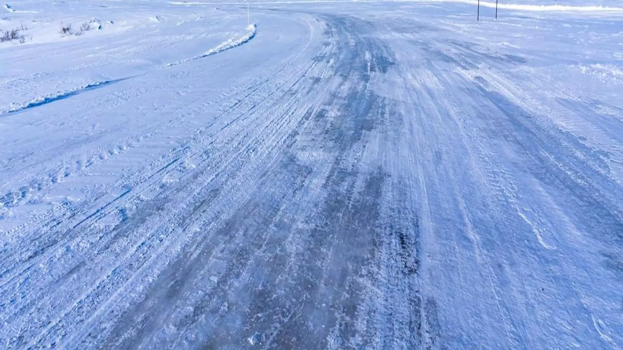 Движение ограничили на трех автодорогах в ЗКО