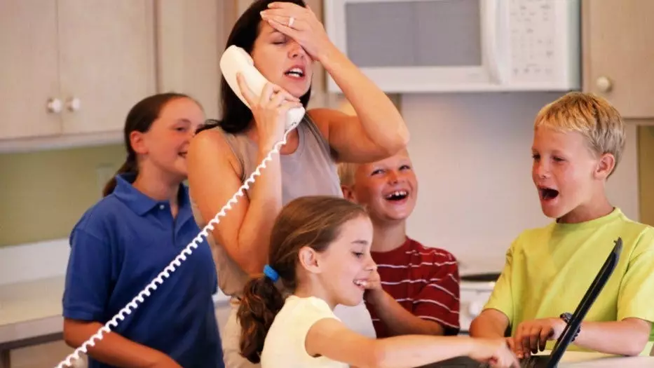 "Каникулда мұғалім баламды бақсын" деген әйелдің жазбасы жұртқа жаға ұстатты