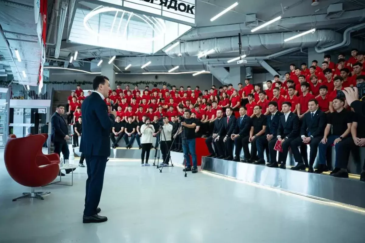 Ерлан Қарин «Дала Қырандарының» Астанадағы штабында жастармен еркін кездесу өткізді