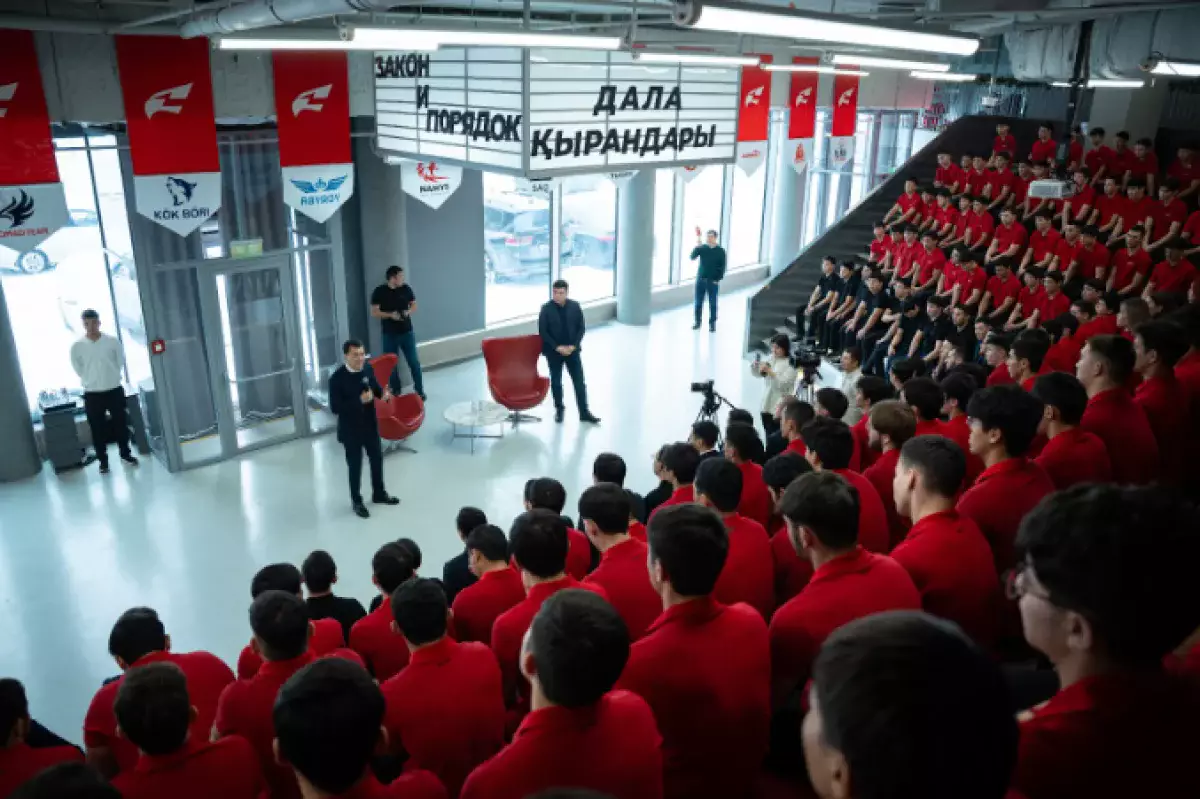 Государственный советник РК встретился с активом «Дала Қырандары»