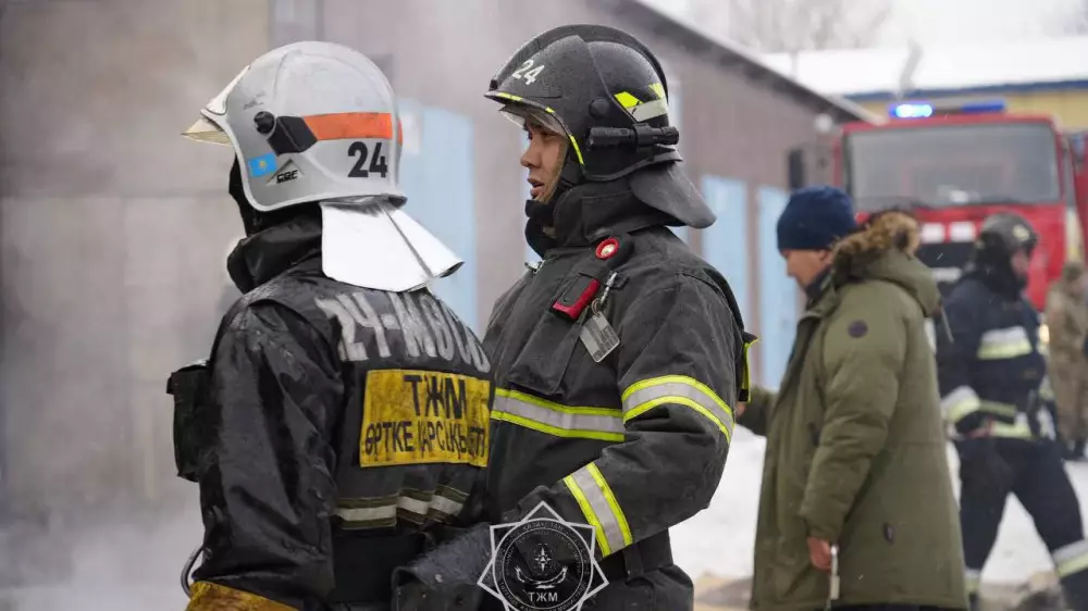 Сильный пожар в Астане: спасатели работали по повышенному рангу