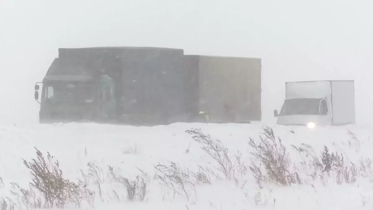 Дороги внезапно закрыли: в каком регионе движение остановлено для всего транспорта