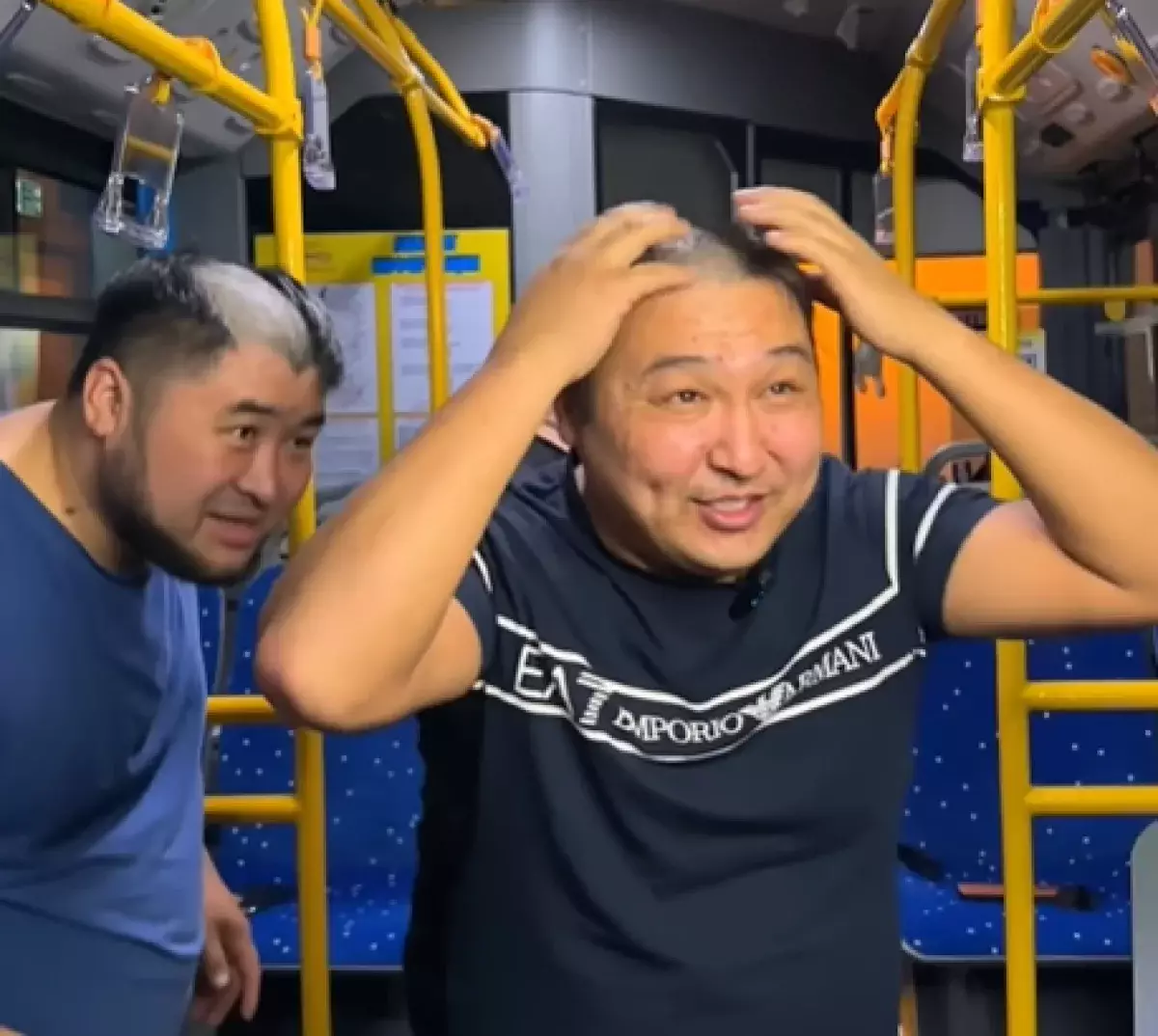 Казахстанцы массово бреются налысо в поддержку команды «Астана» после финала шоу в России