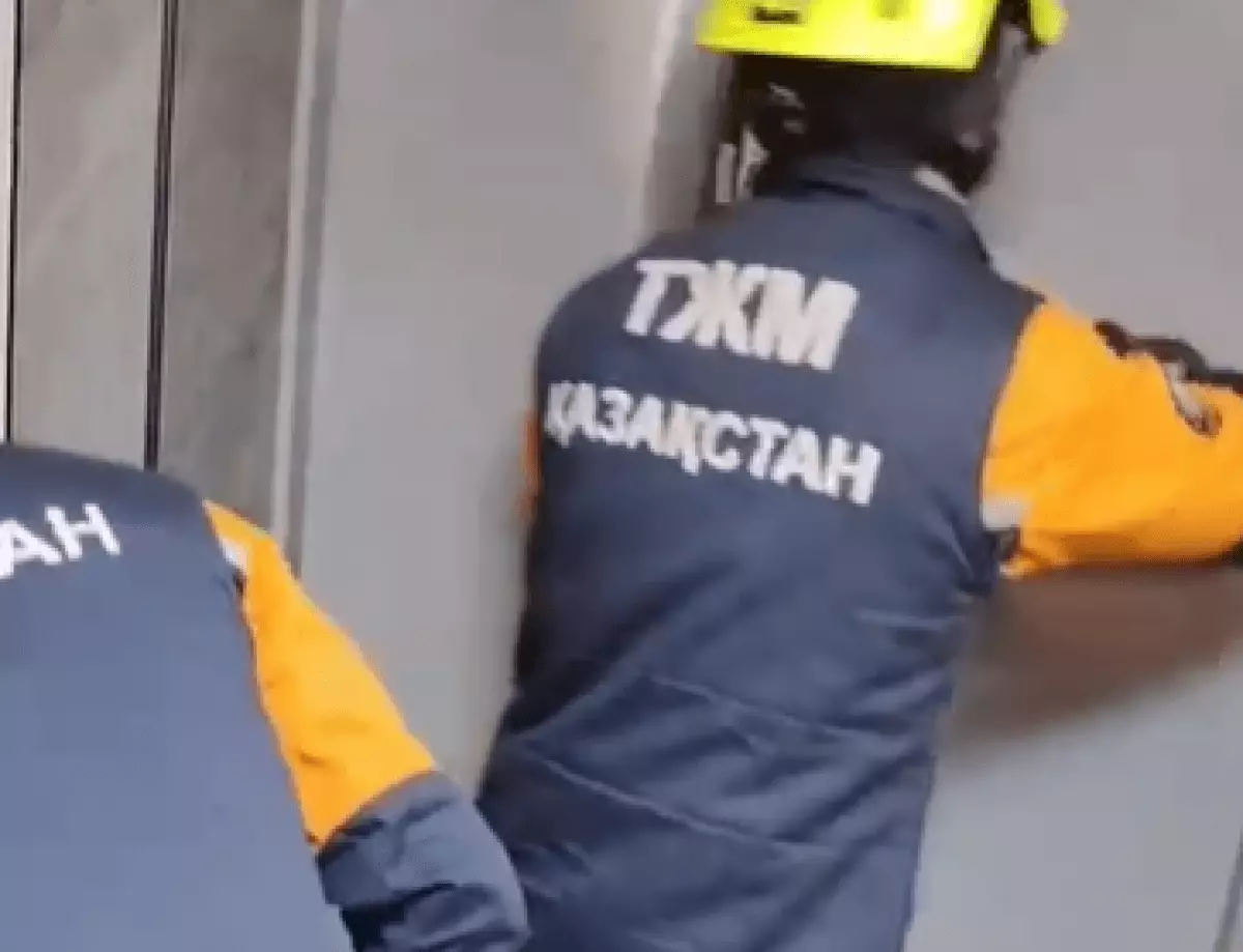 Беременная с тремя детьми застряла в лифте Астаны