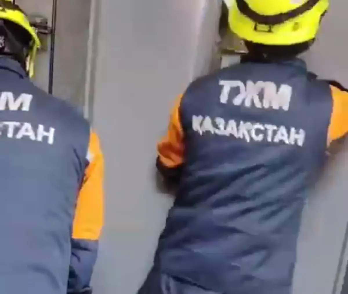 Беременная женщина и дети оказались заблокированы в лифте в Астане