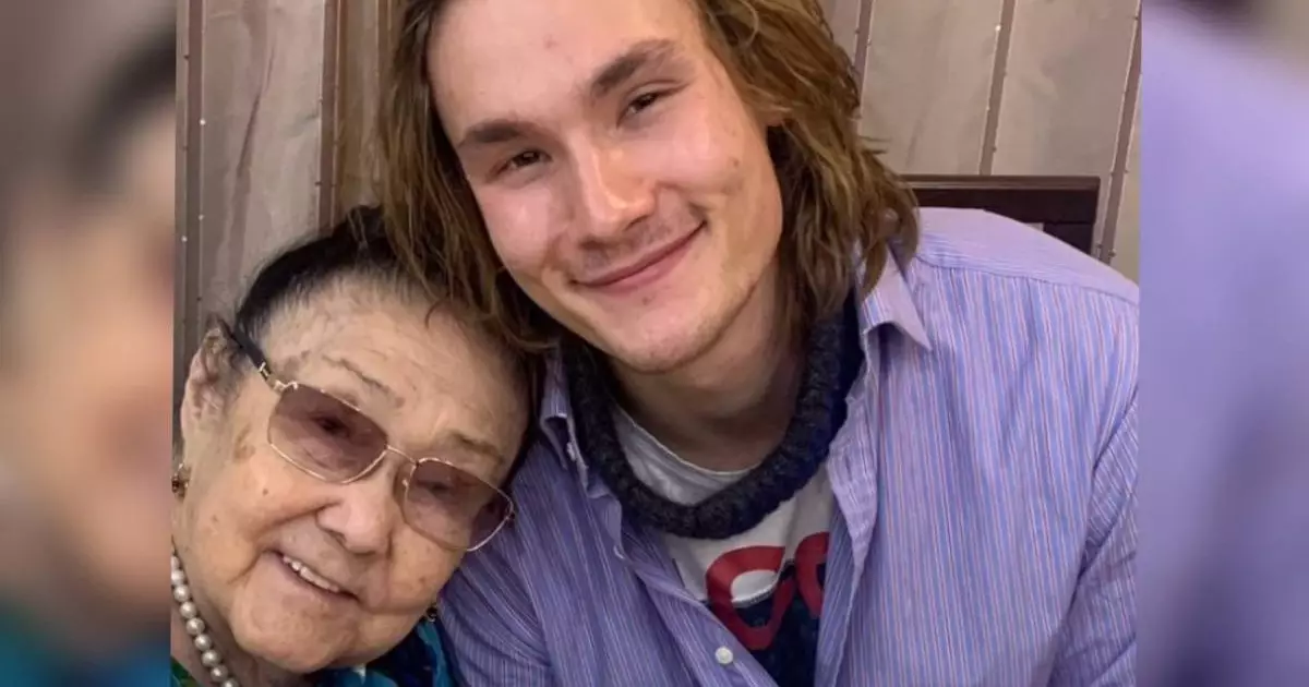  «Әкесінен аумайды»: Батырхан Шүкеновтың ұлы Бибігүл Төлегеновамен кездесті (ВИДЕО) 