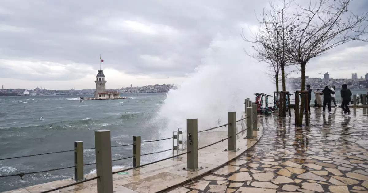   Ыстамбұлда күшті жел соғып, қала өміріне елеулі әсер етті   