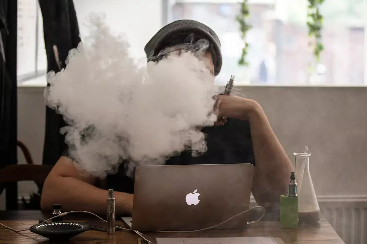 Дымовая угроза: как сигареты и вейпы убивают ваш компьютер изнутри - новости на Lada.kz 04.01.2026