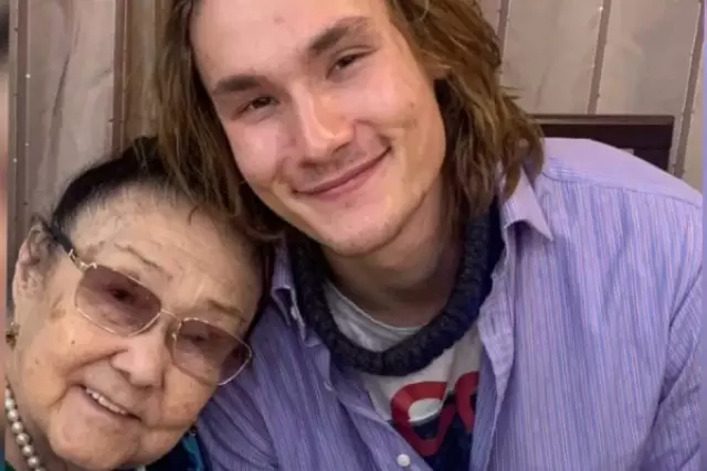 «Әкесінен аумайды»: Батырхан Шүкеновтың ұлы Бибігүл Төлегеновамен кездесті