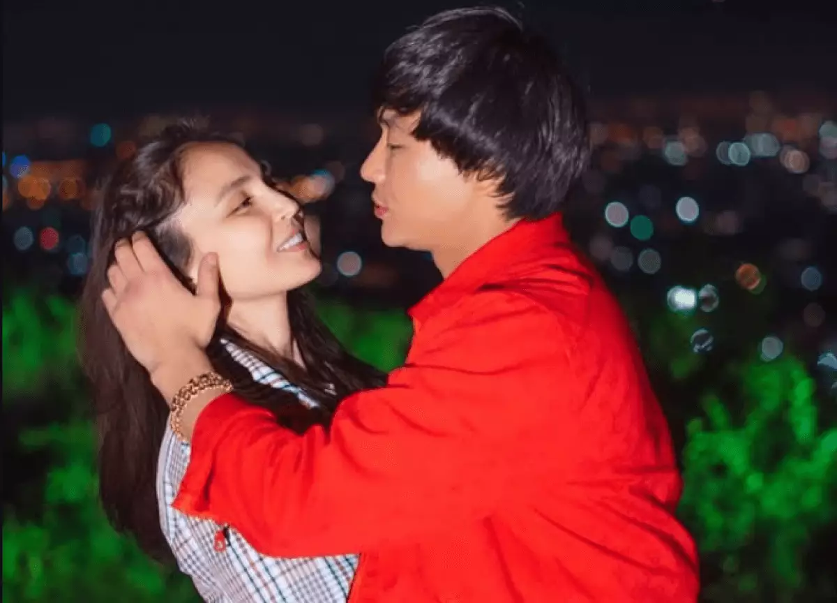 Дочь Кайрата Нуртаса бросилась в океан в одежде (ВИДЕО)