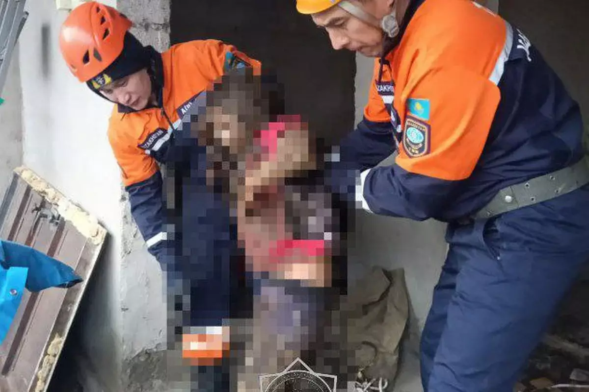 В яму уличного туалета провалилась девочка в Жамбылской области