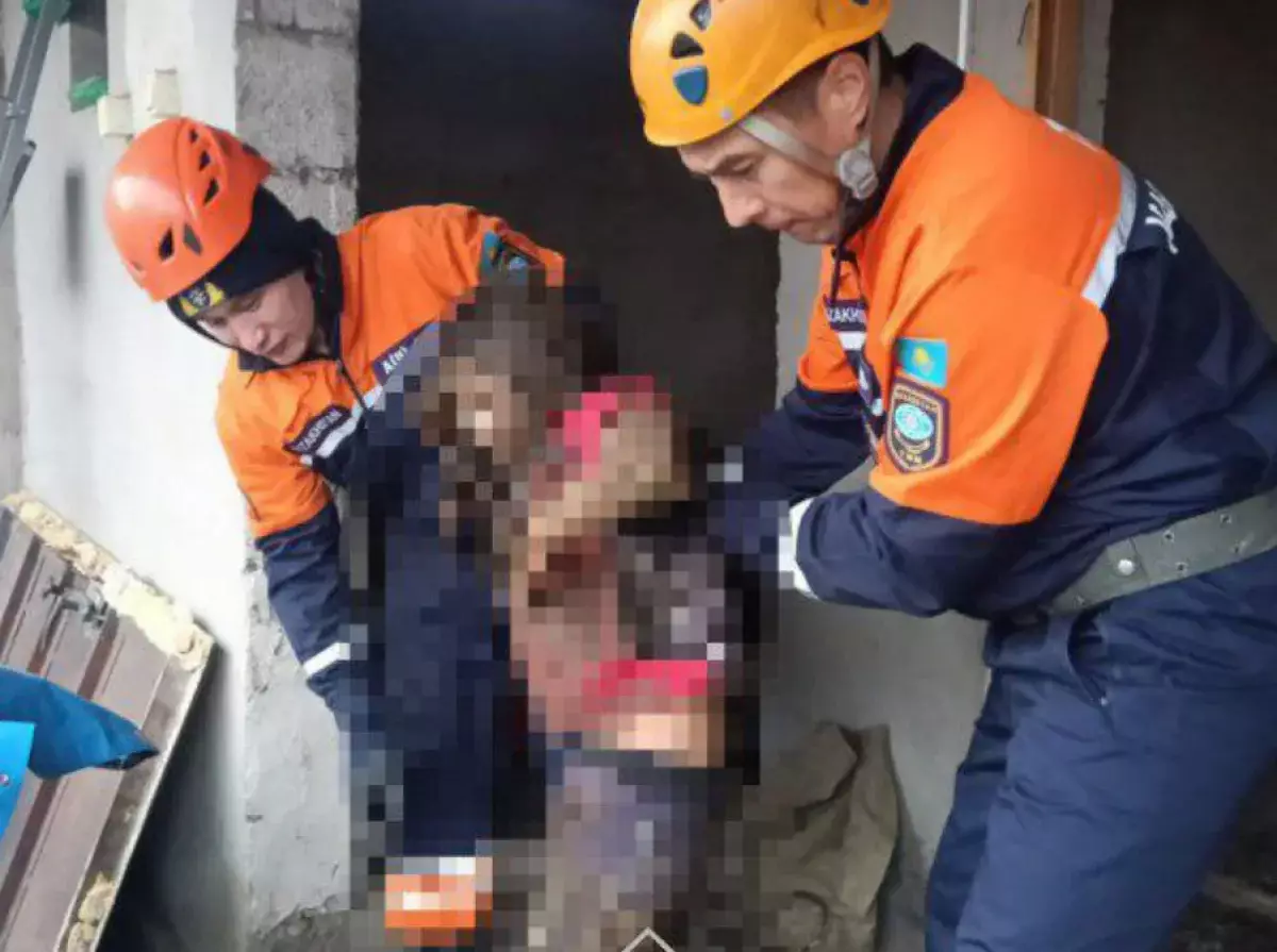 Спасатели извлекли ребенка из ямы уличного туалета в Жамбылской области