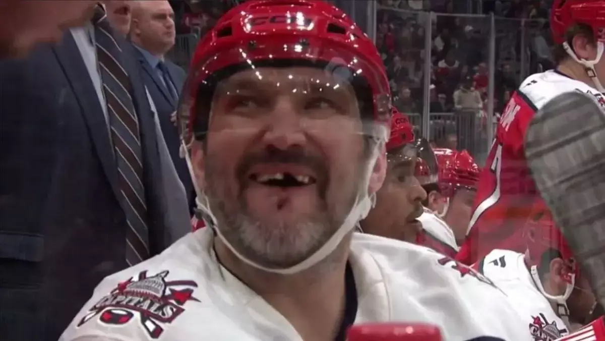 Овечкин получил удар клюшкой в лицо и потерял зуб во время матча НХЛ (видео) - новости на Lada.kz 04.01.2026