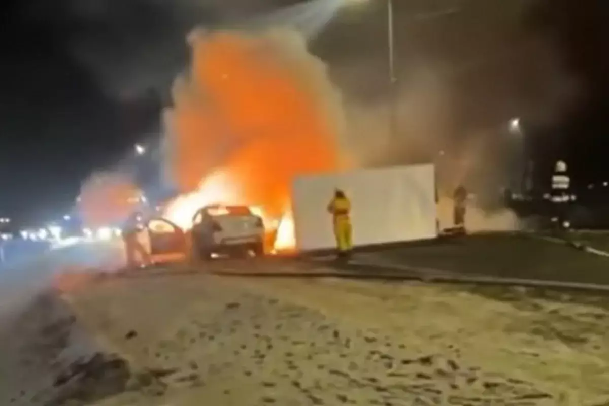 Mercedes и ГАЗель загорелись возле АЗС в Атырауской области, погибла пассажирка (ВИДЕО)