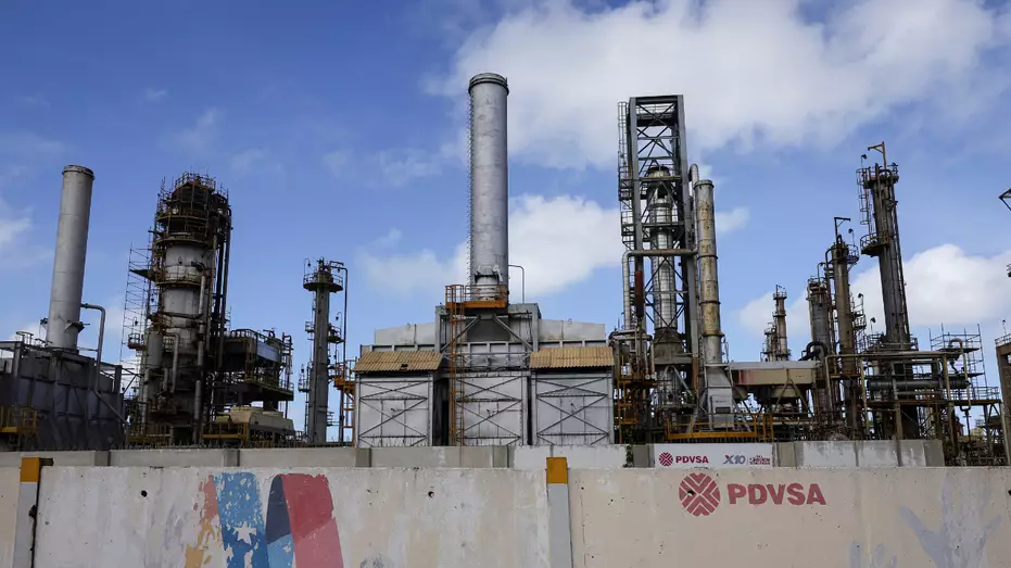 США теперь контролируют нефтяные запасы Венесуэлы, крупнейшие в мире.