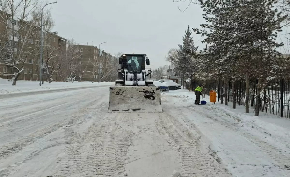 Снег, метель и гололед прогнозируют по всему Казахстану
