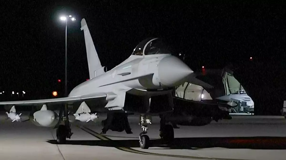 Великобритания подтвердила совместный авиаудар по предполагаемому объекту ИГ по производству оружия в Сирии.