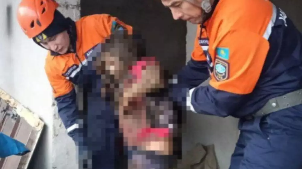 11-летняя девочка провалилась в уличный туалет на юге Казахстана