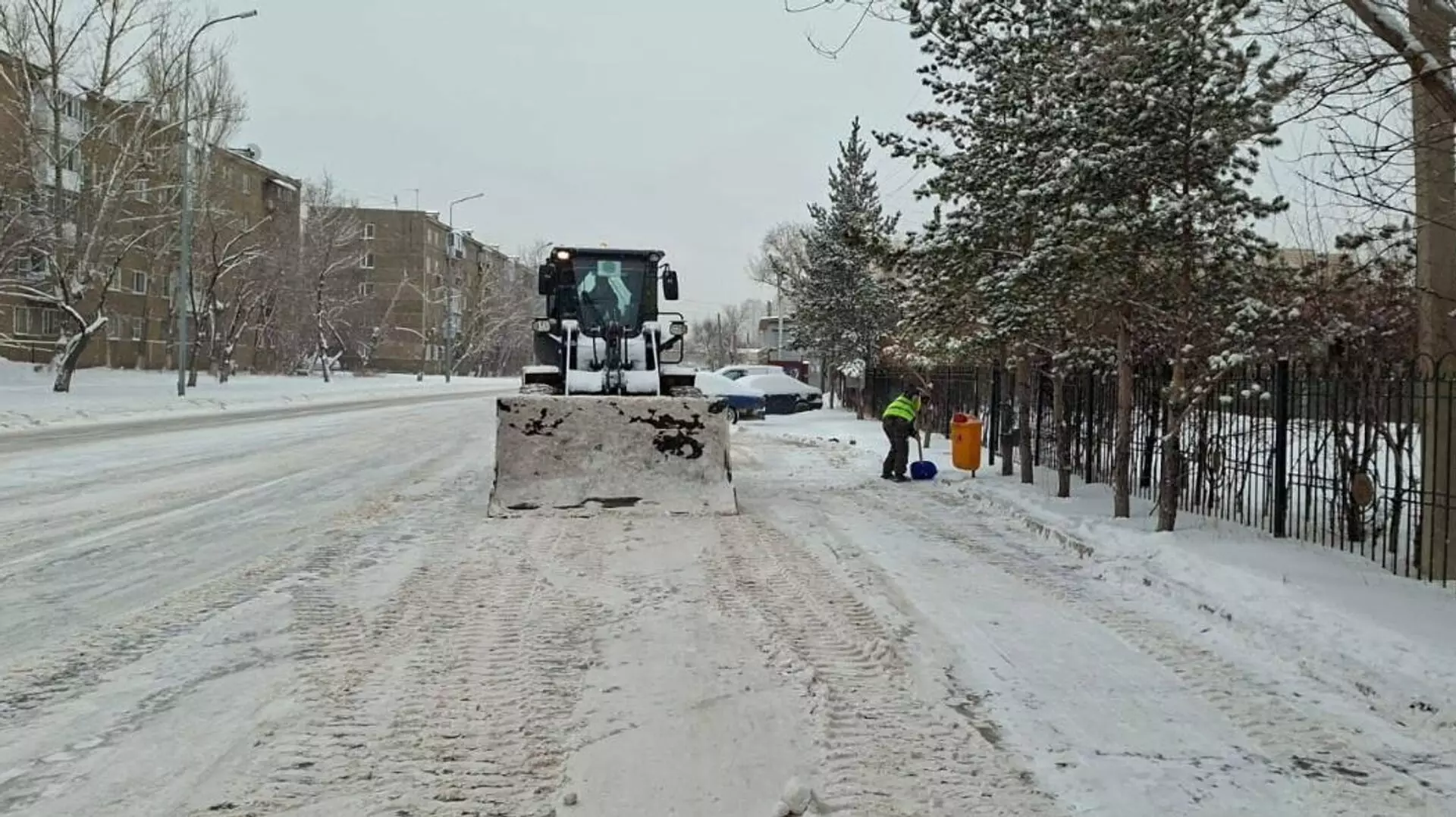 На расчистку от снега столицы Казахстана брошены все силы коммунальщиков